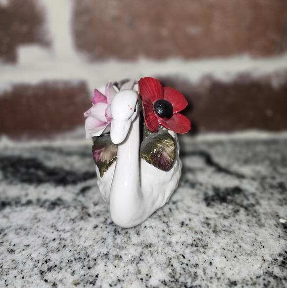 Radnor staffordshire England Other - Vintage Bone China Swan Figurine